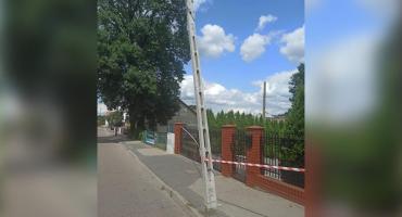 Słup energetyczny przechylił się. Ulica jest czasowo zamknięta 